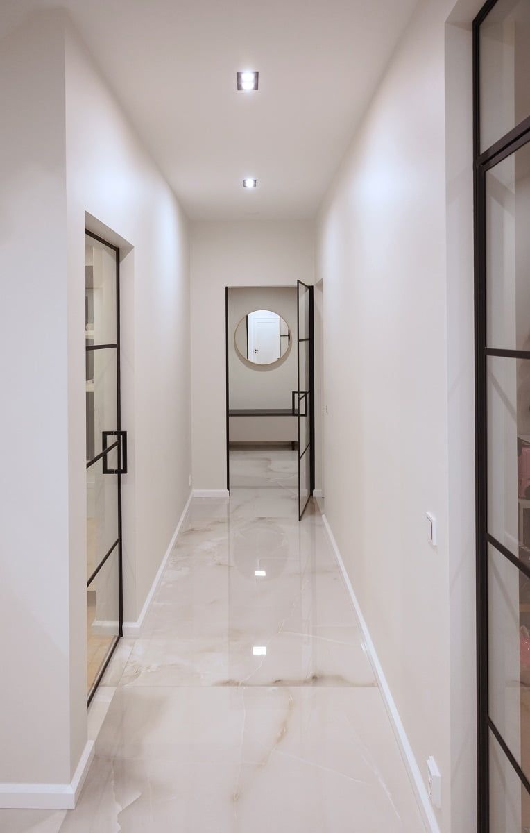 Nel corridoio, gli apparecchi DoubleCantilever forniscono una buona illuminazione generale. © LedStore.fi